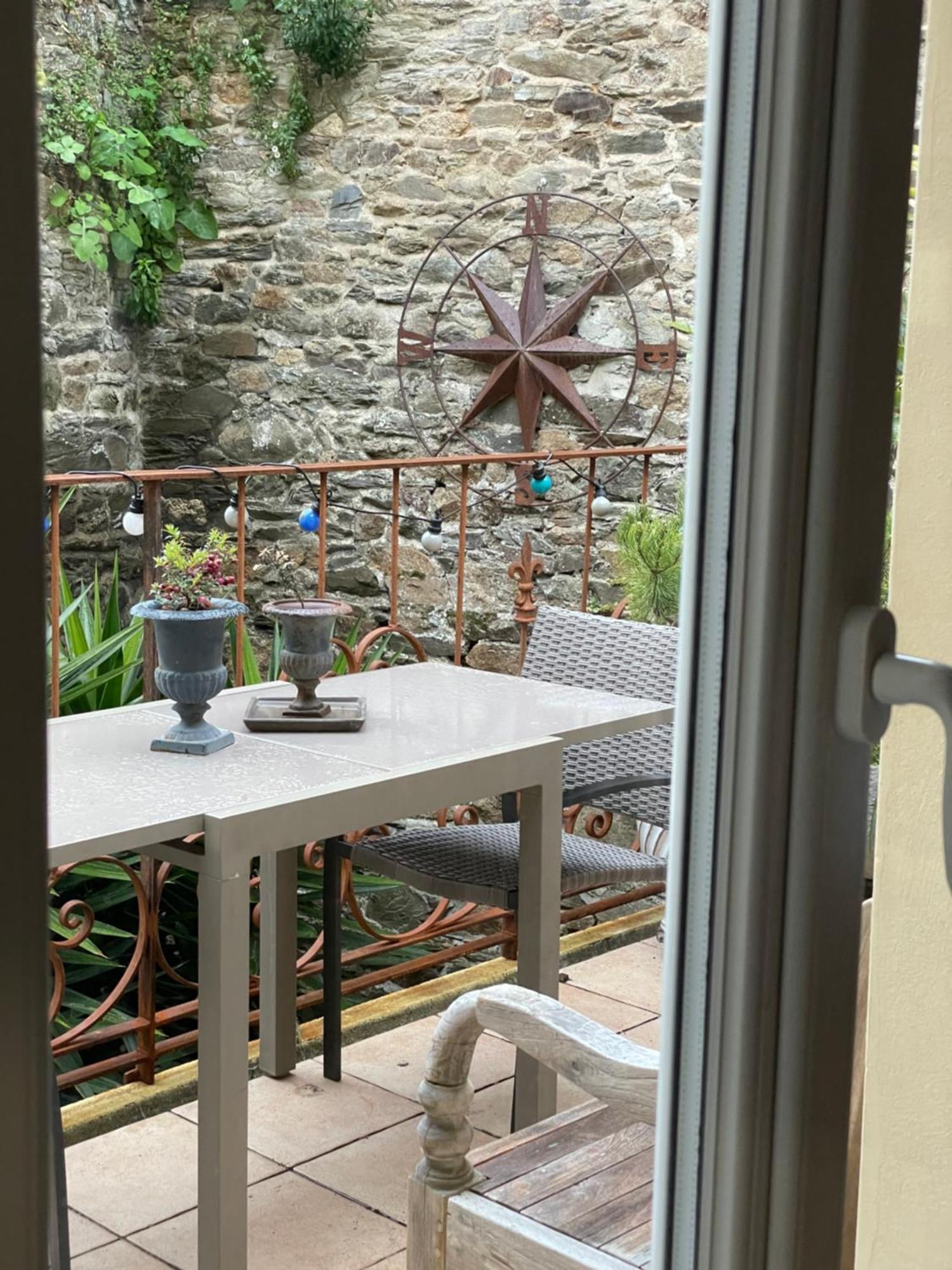 Appartement De 1634 Avec Balcon Au Sud Sur Jardin En Plein Coeur Historique Tréguier Buitenkant foto