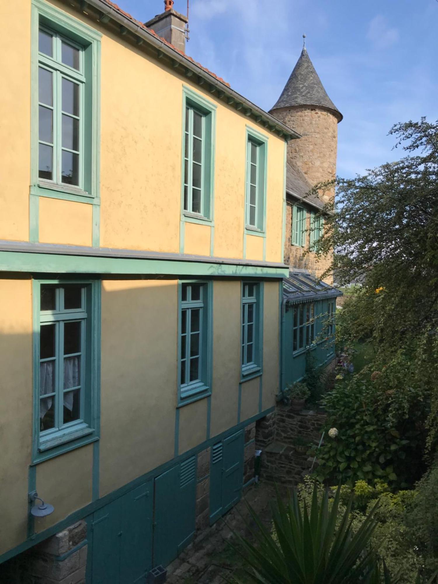 Appartement De 1634 Avec Balcon Au Sud Sur Jardin En Plein Coeur Historique Tréguier Buitenkant foto