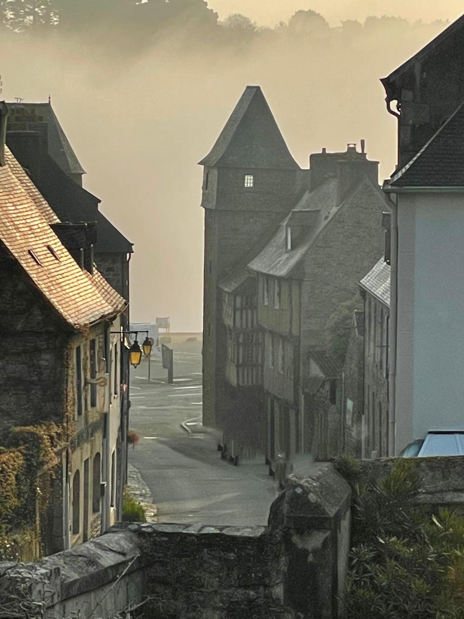 Appartement De 1634 Avec Balcon Au Sud Sur Jardin En Plein Coeur Historique Tréguier Buitenkant foto